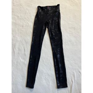 SPANX Womens Faux Leather Camo Leggings Camouflage Shiny‎ Black Size Xsmall